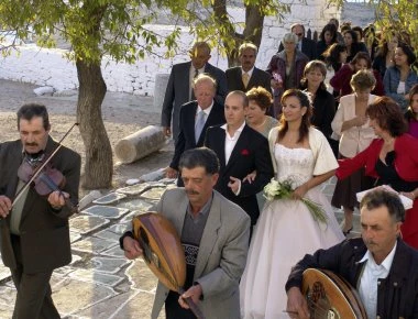 Ο γάμος σχόλασε νωρίς: Έδιωξε γαμπρό και κουμπάρο λόγω… απιστίας αλλά… έκανε το γλέντι